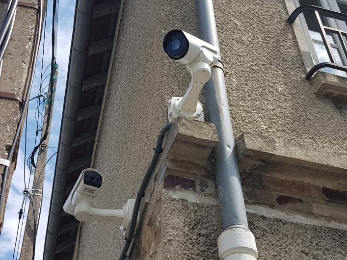 Deux caméras sur un bâtiment communal