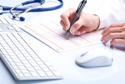 Medecin remplissant une ordonnance