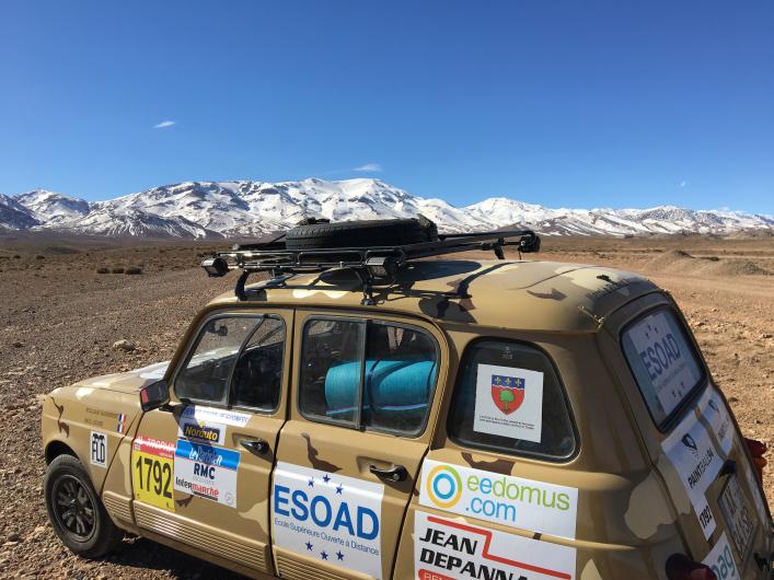 Voiture sponsorisée dans le désert