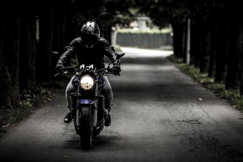 Homme sur moto