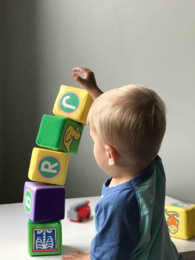 Bébé construisant une tour de cubes