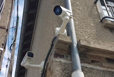 Deux caméras sur un bâtiment communal