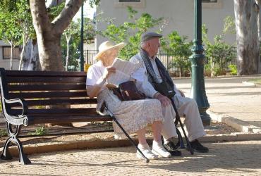 Deux séniors assis sur un banc public