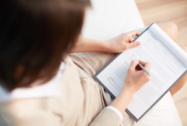 Psychiatre écrivant un diagnostic