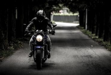 Homme sur moto