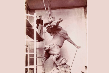 Louis de Monard dans son atelier de Bois-le-Roi, rue de la Presche, en 1906